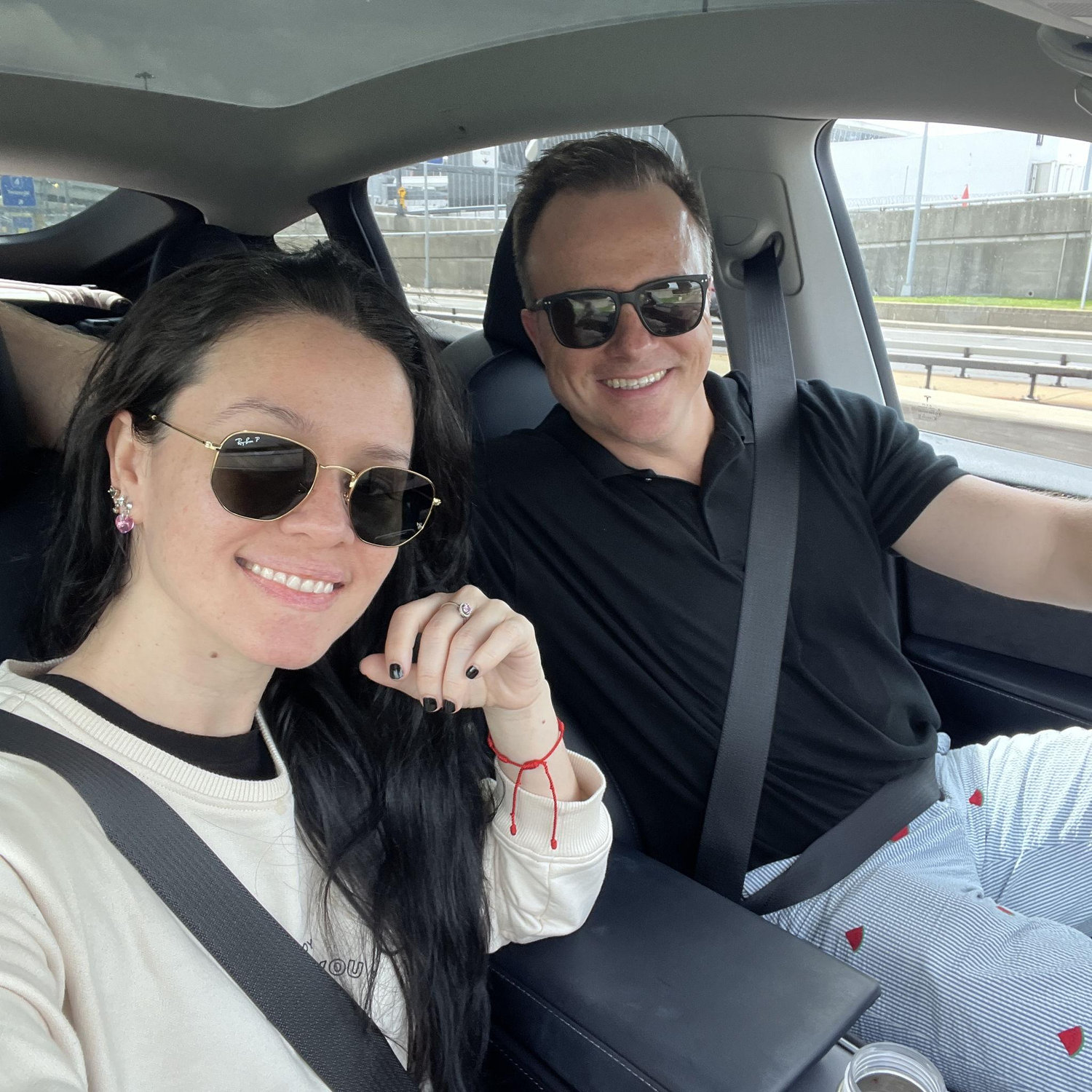 (Eng. below) Camino a casa, juntos. En el camino paramos por Pizza!! La emoción de estar de vuelta era enorme.
Out of airport, on our way back home. We stopped for NYC pizza!! The excitement was real.