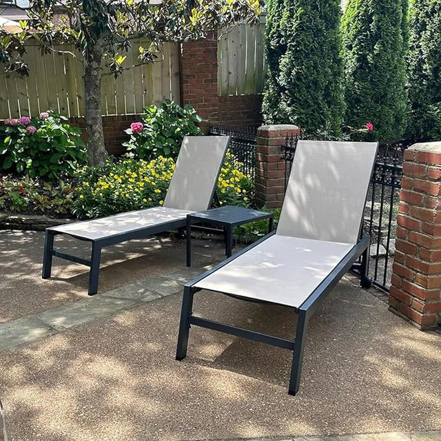 PURPLE LEAF Patio Chaise Lounge Set 2 Pieces Textilene Pool Lounge Chairs with Wheels Sunbathing Chair for Outdoor Yard (2 Beige Lounges W/Side Table)