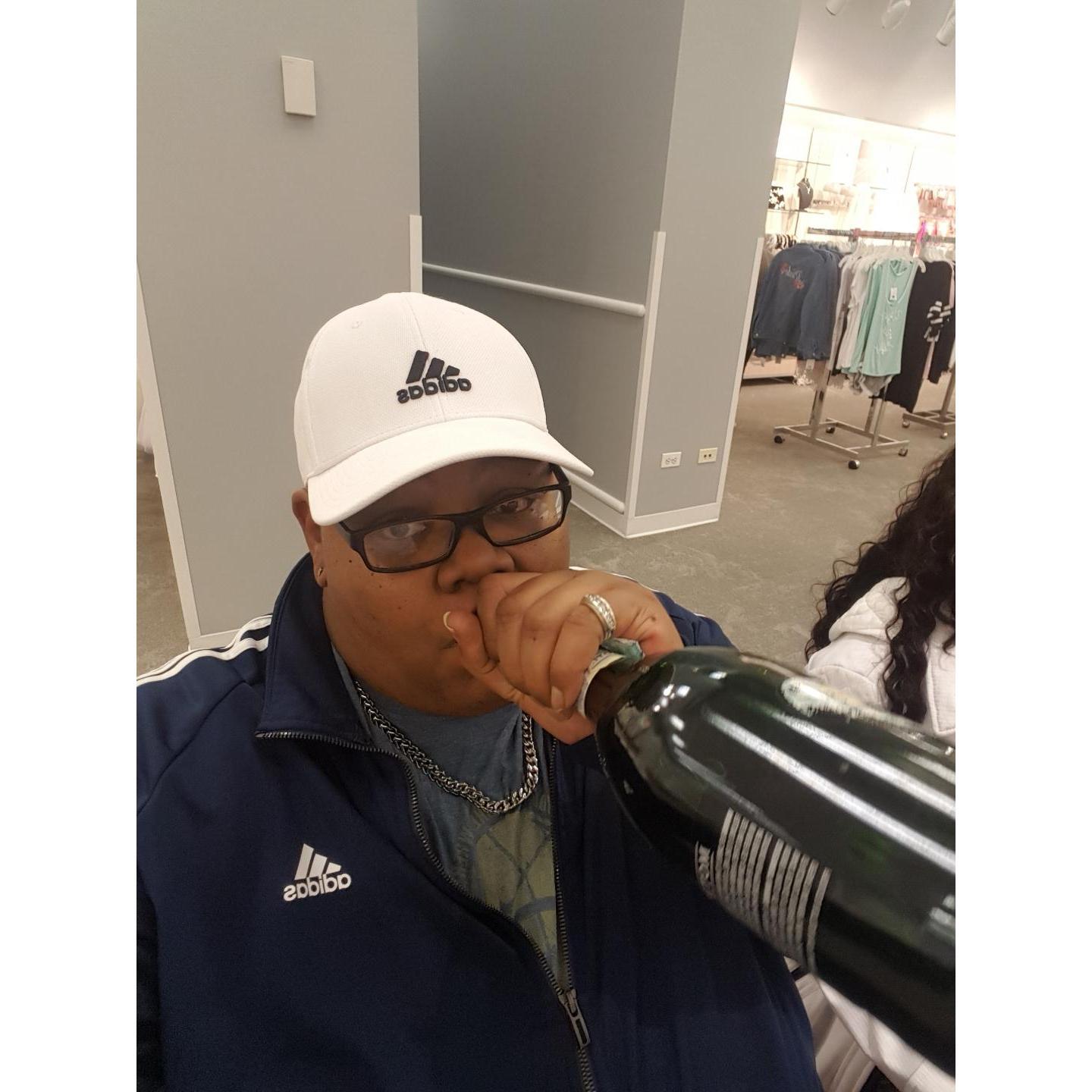 We said YES TO THE DRESS...and the CHAMPAGNE 🍾 😂