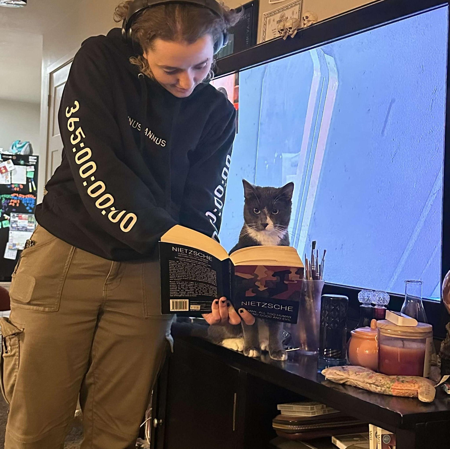 A very studious kitty