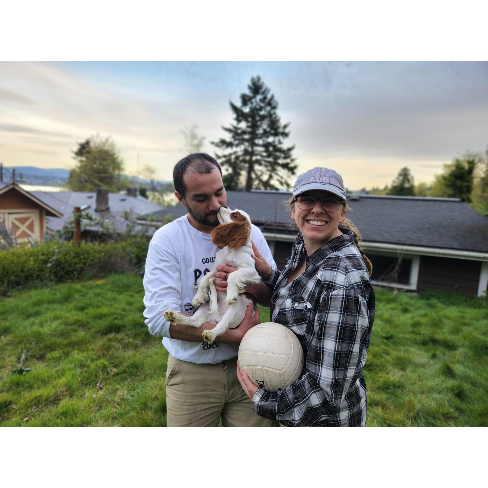 April 2022: Playing volleyball together (for the first time, very surprisingly!) in our front yard in Seattle while we welcome our new roommate Micaela and her puppy Basil to the house