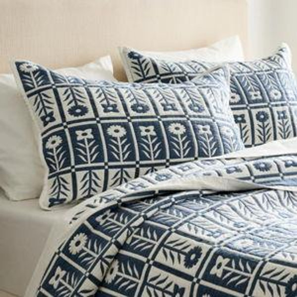 Jacquard Floral Quilt in Glacier Blue - King