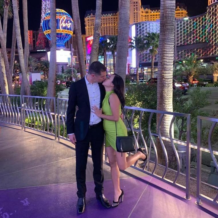 Sharing a kiss in Las Vegas (Apr-2019)