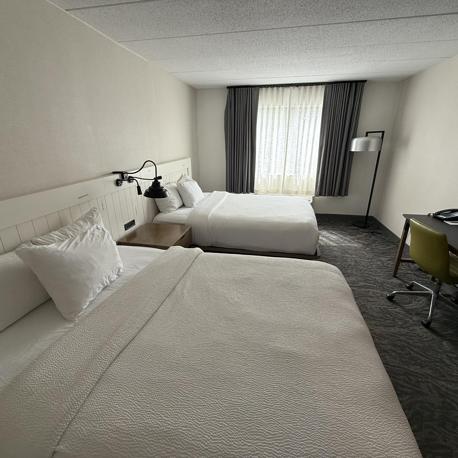This is the “Queen” option at the hotel. 4 people can sleep here!

Está es la opción “Queen” del hotel. 4 personas duermen bien aquí.
