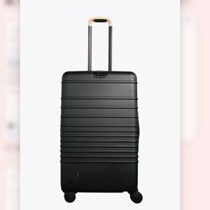 The Medium Check-In Roller - Black