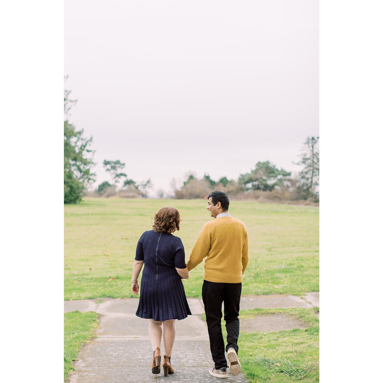 Engagement pictures in Discovery Park in Seattle, Washington. Photographer: Sarah Harris