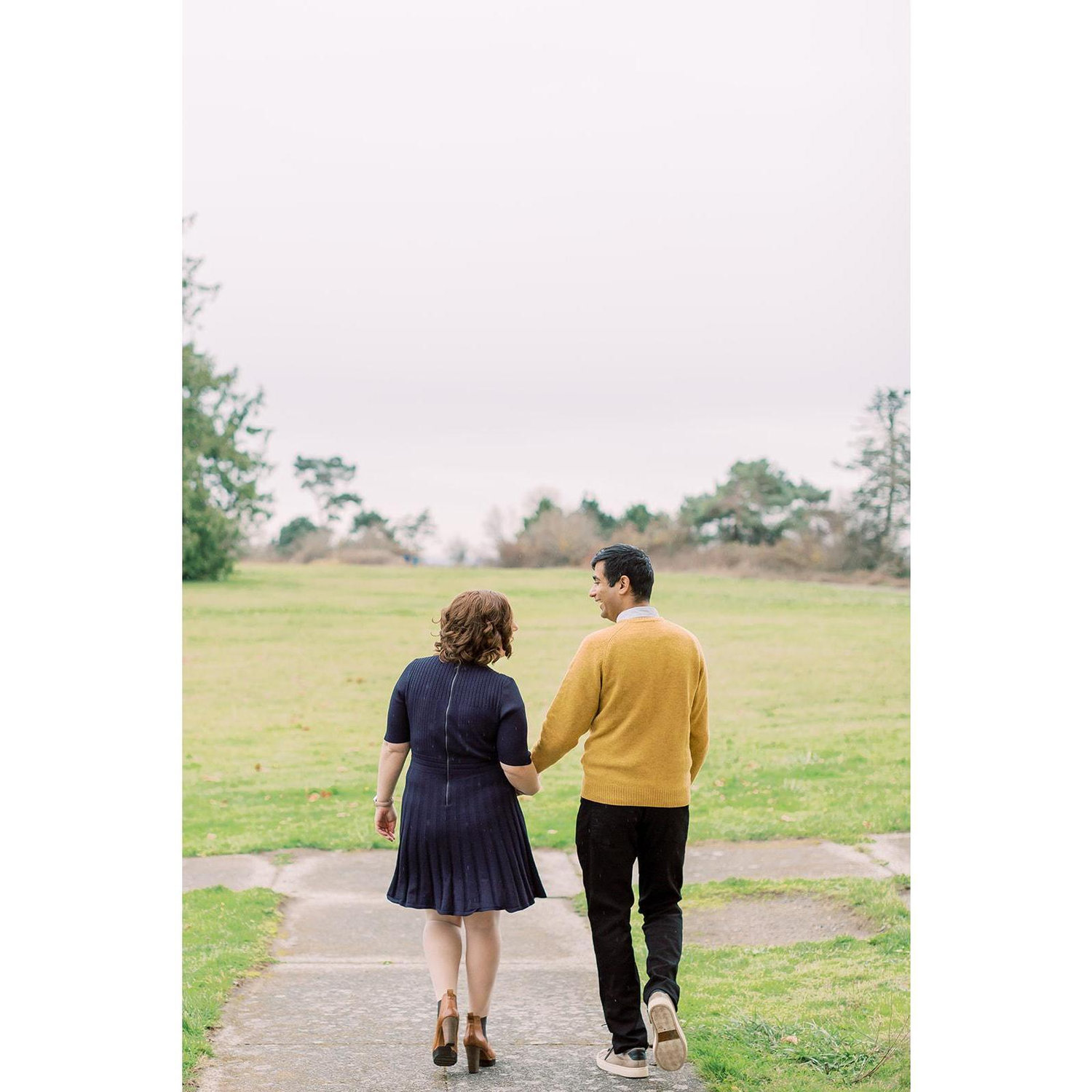 Engagement pictures in Discovery Park in Seattle, Washington. Photographer: Sarah Harris