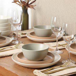 Leeds Court 16-Piece Stoneware Dinnerware Set, Service for 4