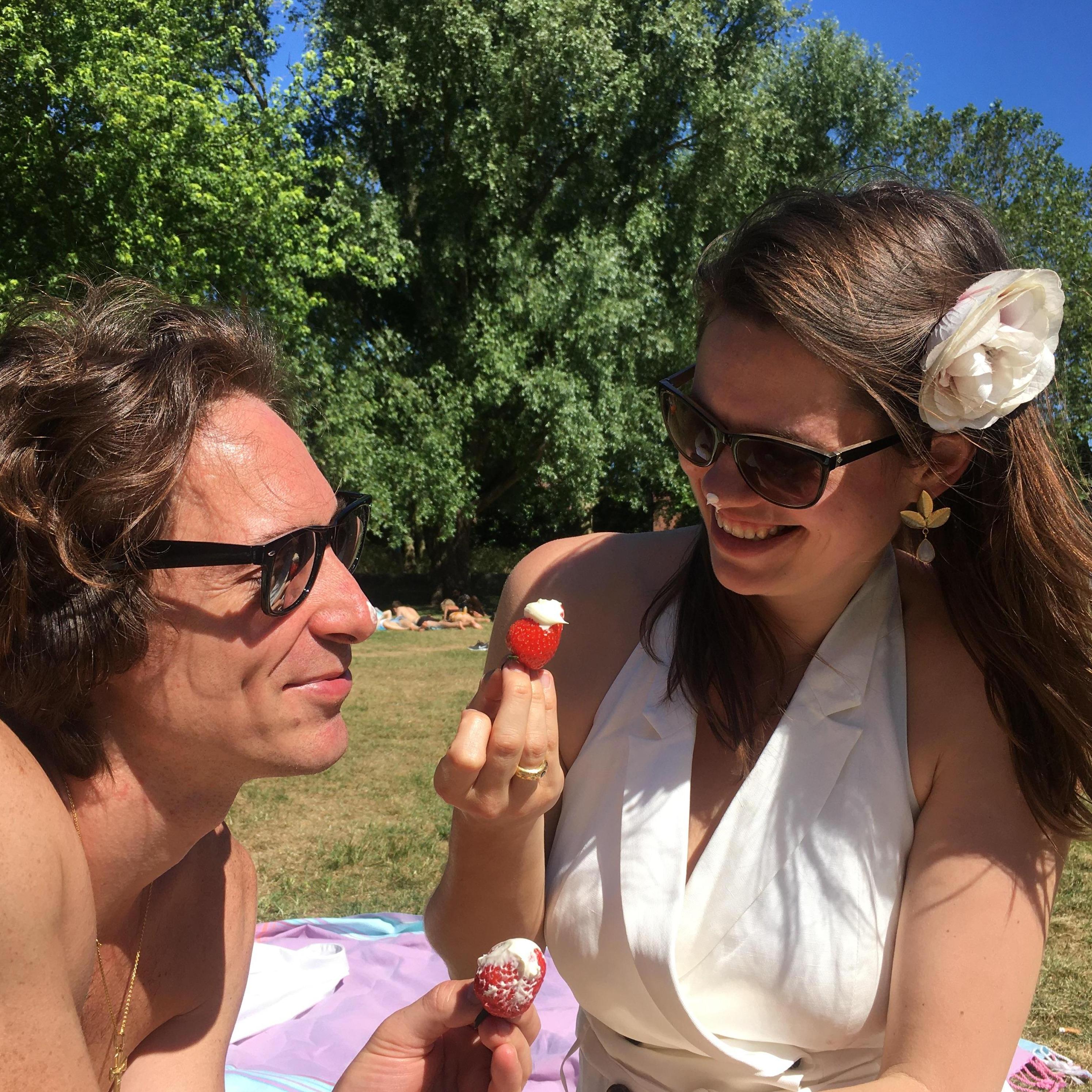 Continuando a celebrare il loro fidanzamento ufficiale nel parco di fianco a casa con
fragole e panna con la mamma e la sorella... 🍓