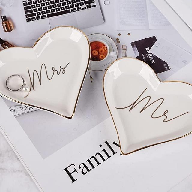 OIWTLIFE Mr and Mrs Ring Dish MR&MRS Jewelry Dishes Ceramic Jewelry Holder 2PCS Heart Shape Ring Holder for Wedding Engagement Valentine's Day Gift