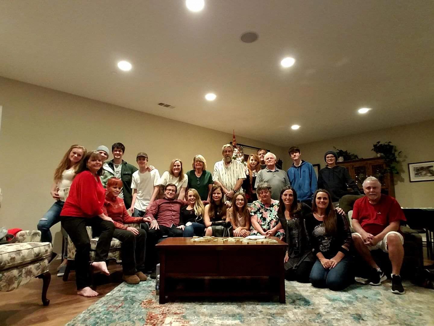 That’s one big Carstens family! This may have been the biggest Christmas Teryn’s grandparents, Roline and Tony, have ever hosted 🥳