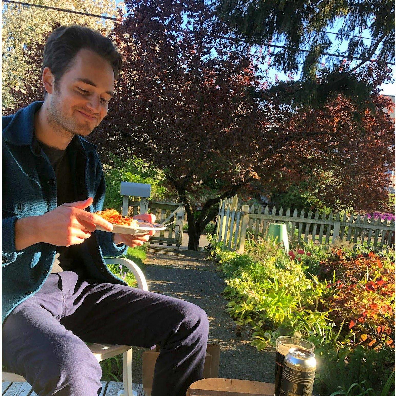 Cena en casa de la familia Woolworth en Seattle, Washington.
//
Dining on the porch of Davis' childhood home in Columbia City.