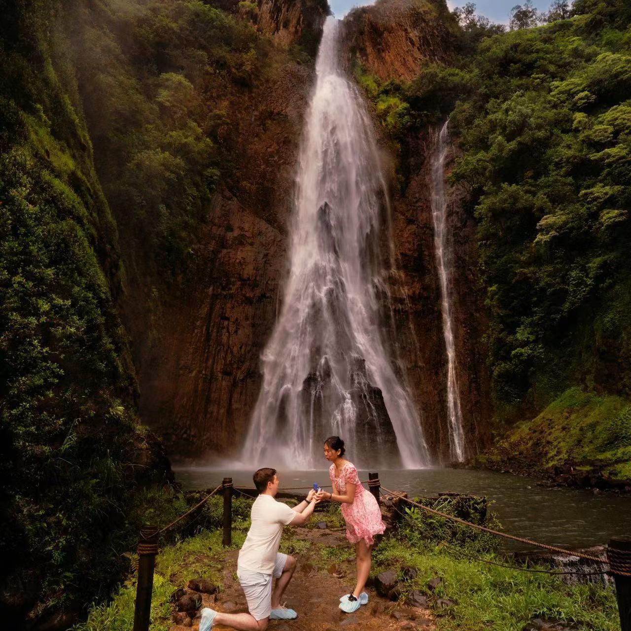 Manawaiopuna falls witnessed our engagement!