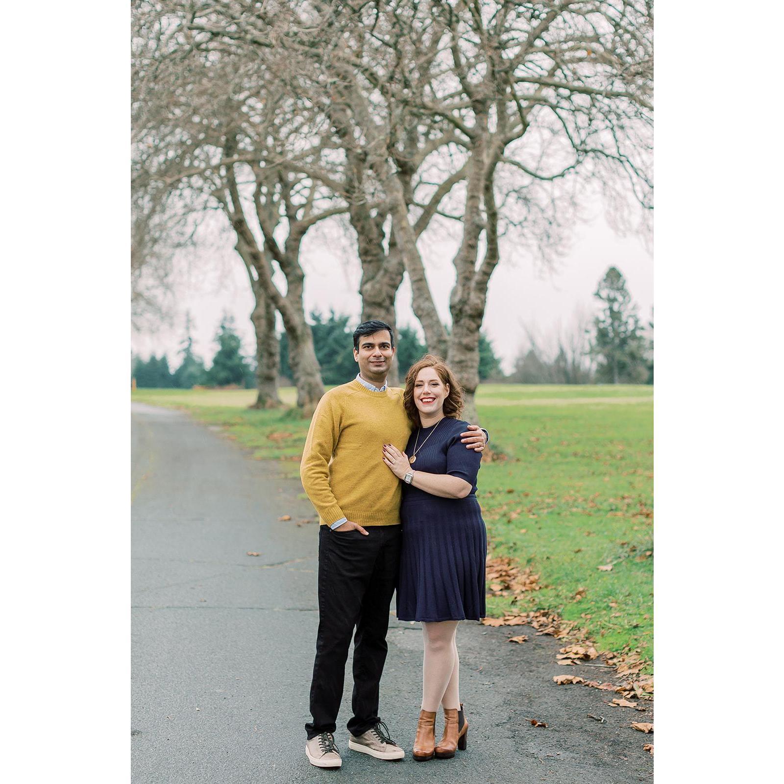 Engagement pictures in Discovery Park in Seattle, Washington. Photographer: Sarah Harris