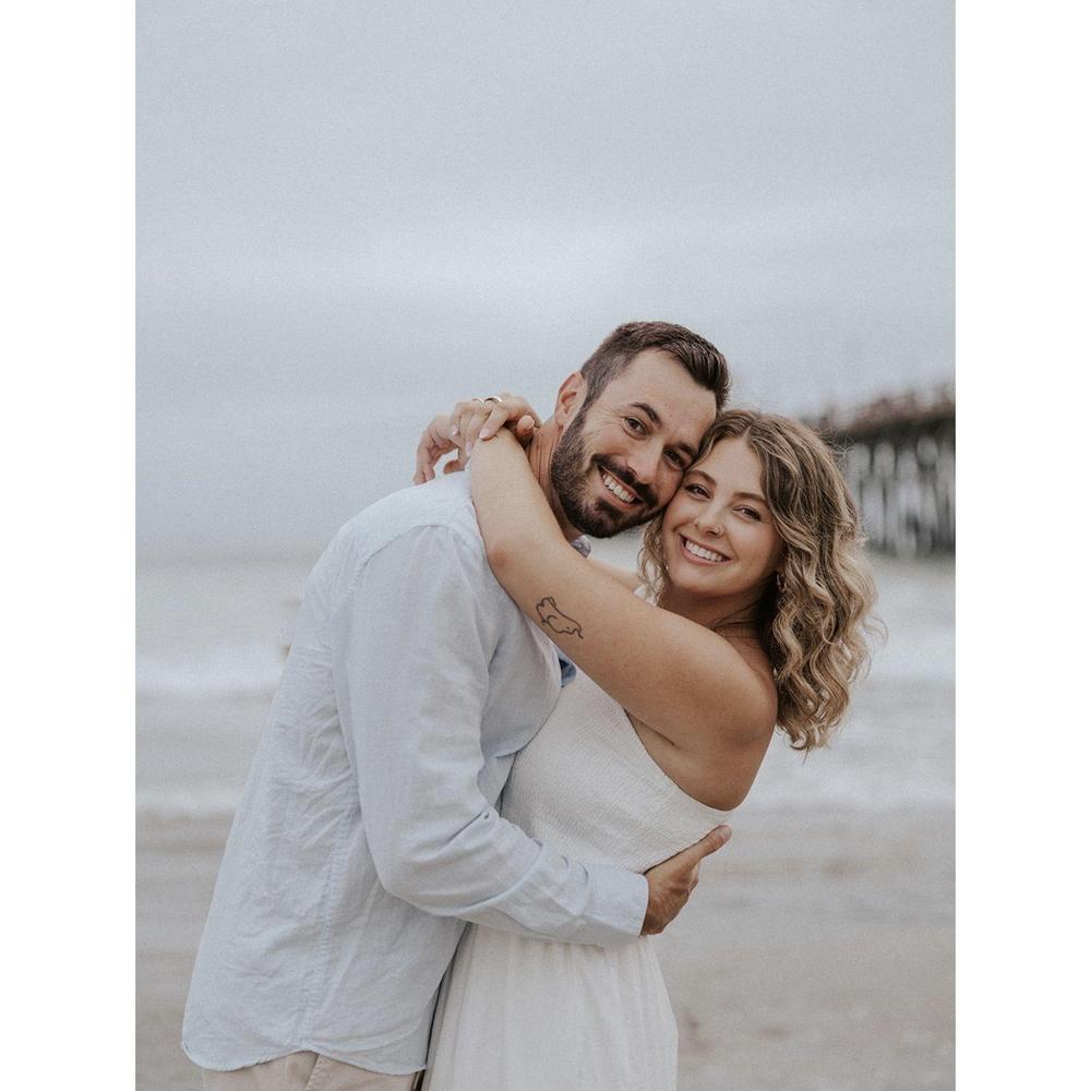 Daniel Moates and Taylor Carlson's Wedding Website, image size:1000x1000