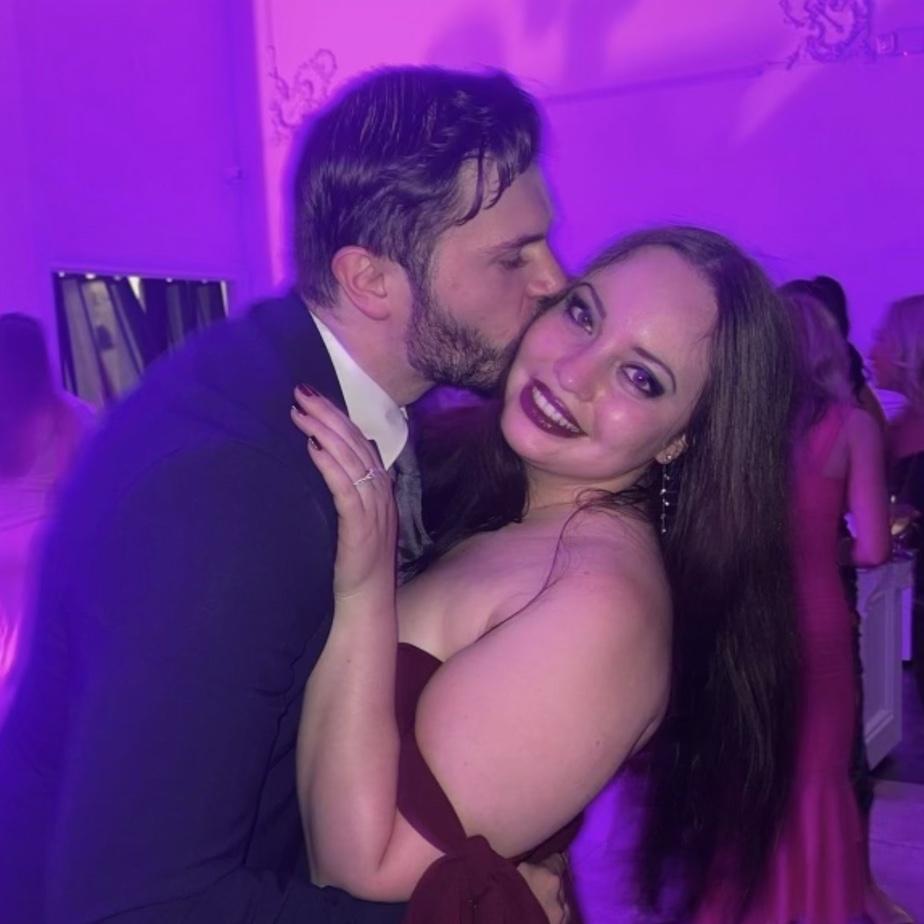 Konnor and Izabella dance the night away at their friend’s engagement party !