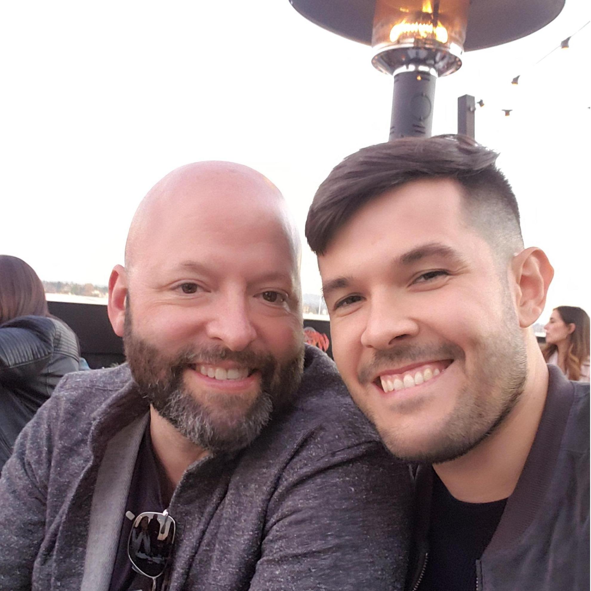 As typical Portanders, we enjoy a good rooftop whenever we can.
Como moradores de Portland típicos, nós adoramos aproveitar um terraço quando podemos.