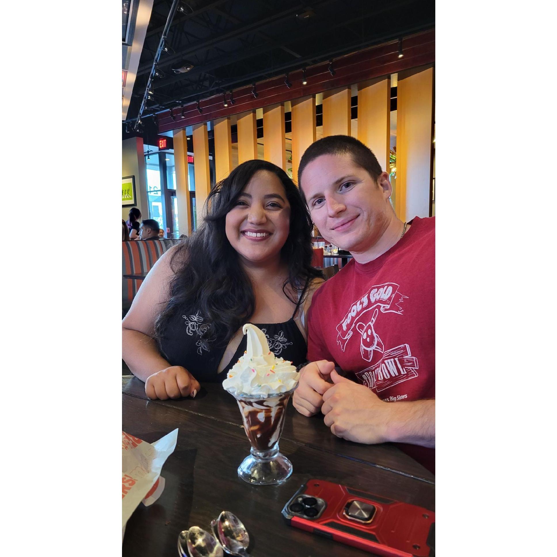 First meeting with my family at Red Robin. Man she looks good!
