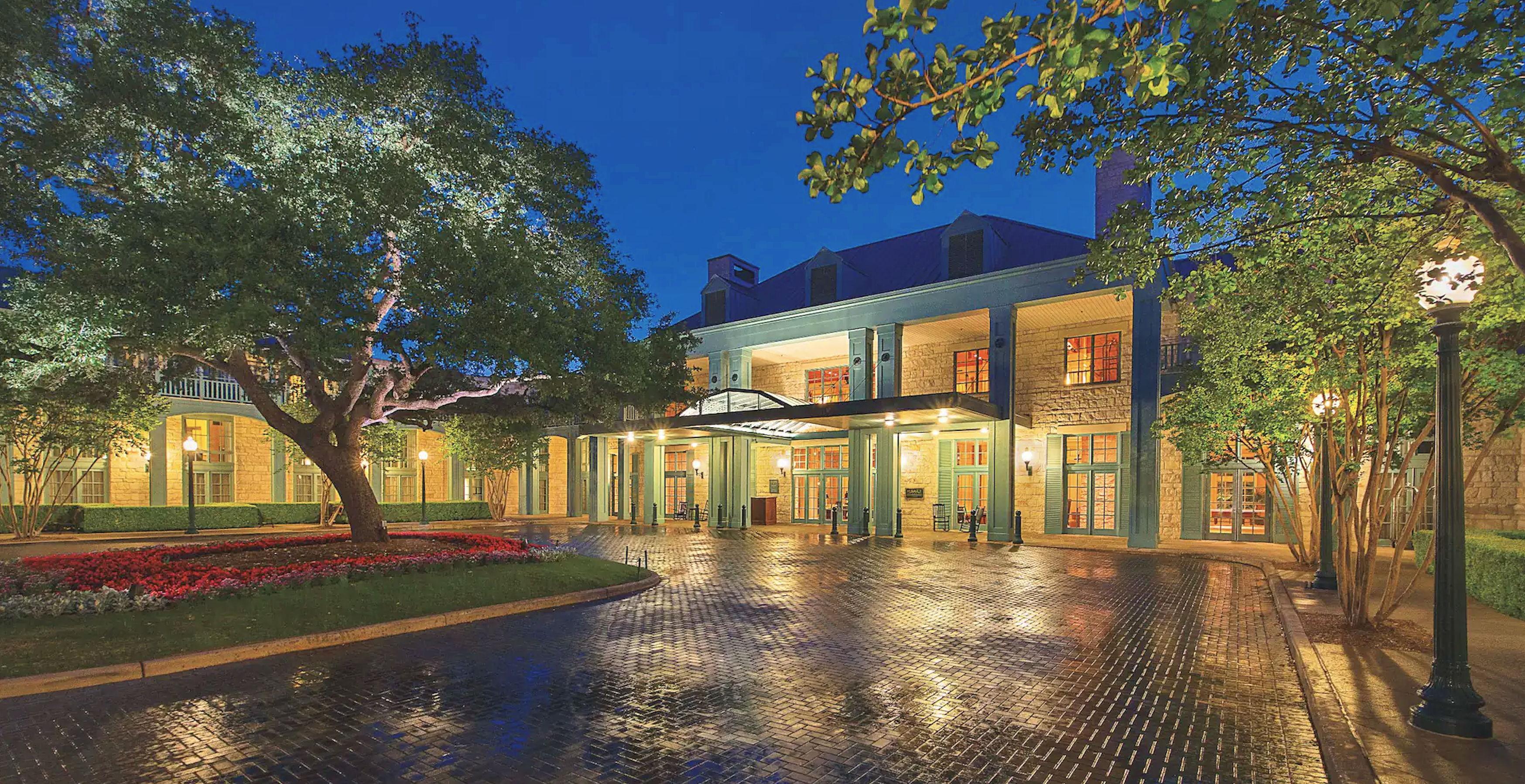 The Wedding Website of Lindsay Claire Bueche and Joshua Antonio Sprague Oliveira