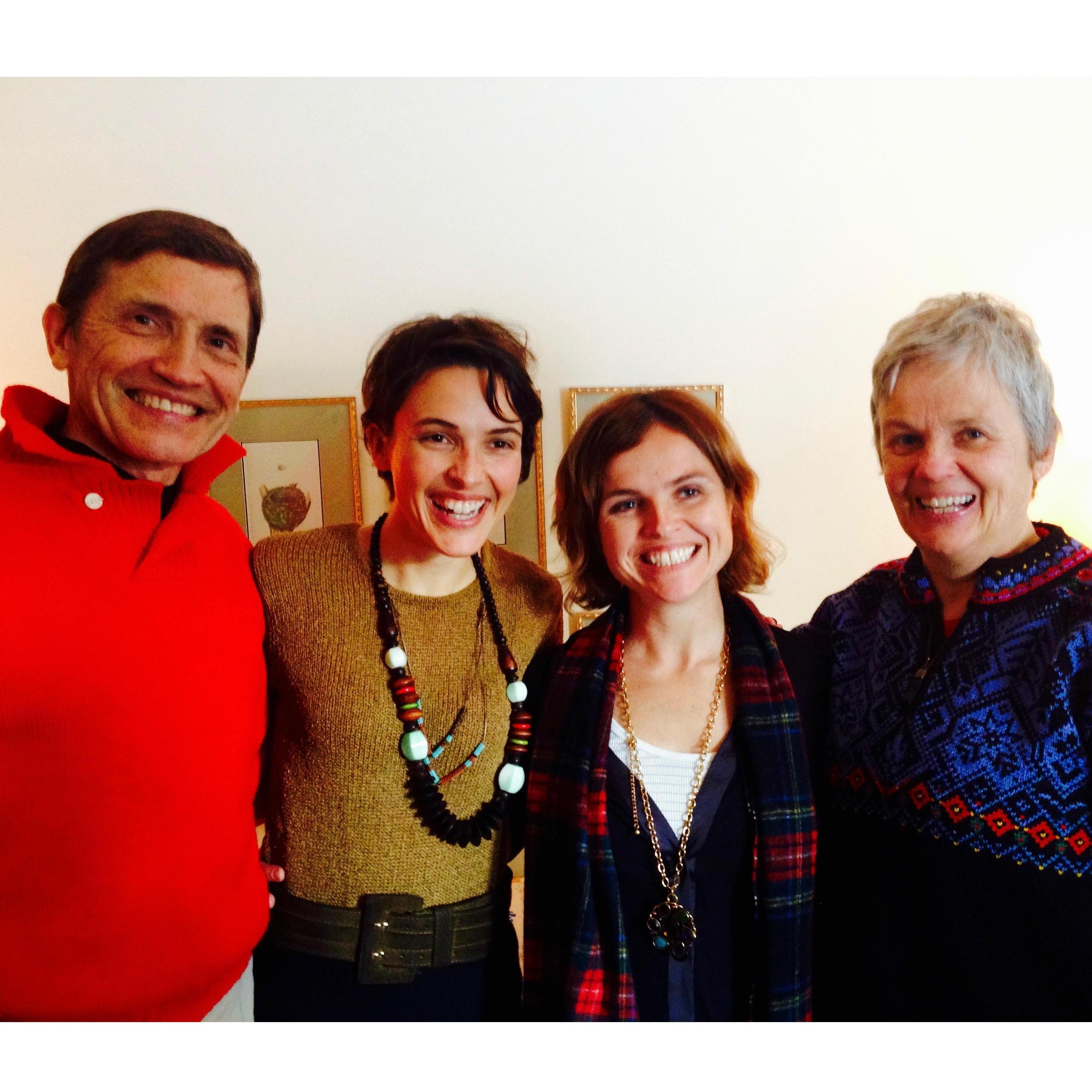 El papá (Phil/"Felipe"), la hermana (Allie) y la mamá (Val/"Valeria") de Abby.