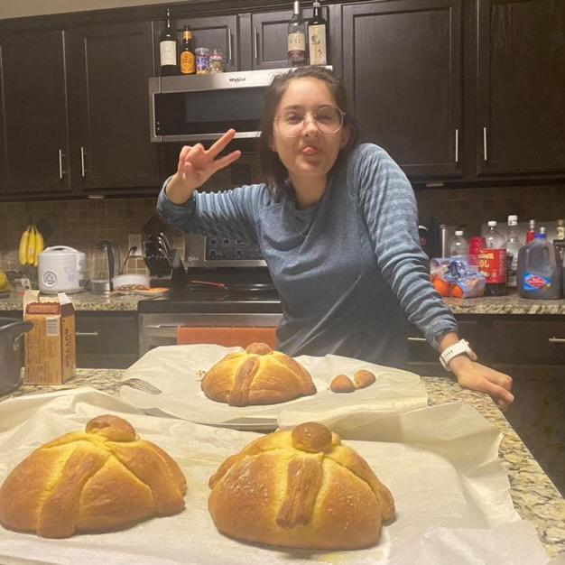 Sabrina after baking Bread of the Dead /
Sabrina después de hacer Pan de Muerto.