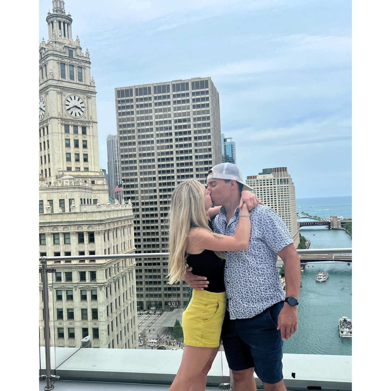 a smooch by the Chicago River