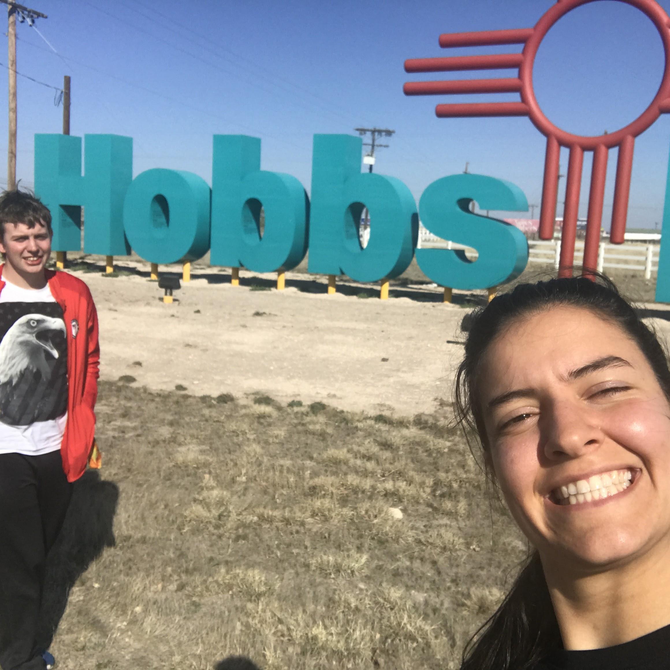 Road trip to his home town.
Esta é a cidade natal dele.