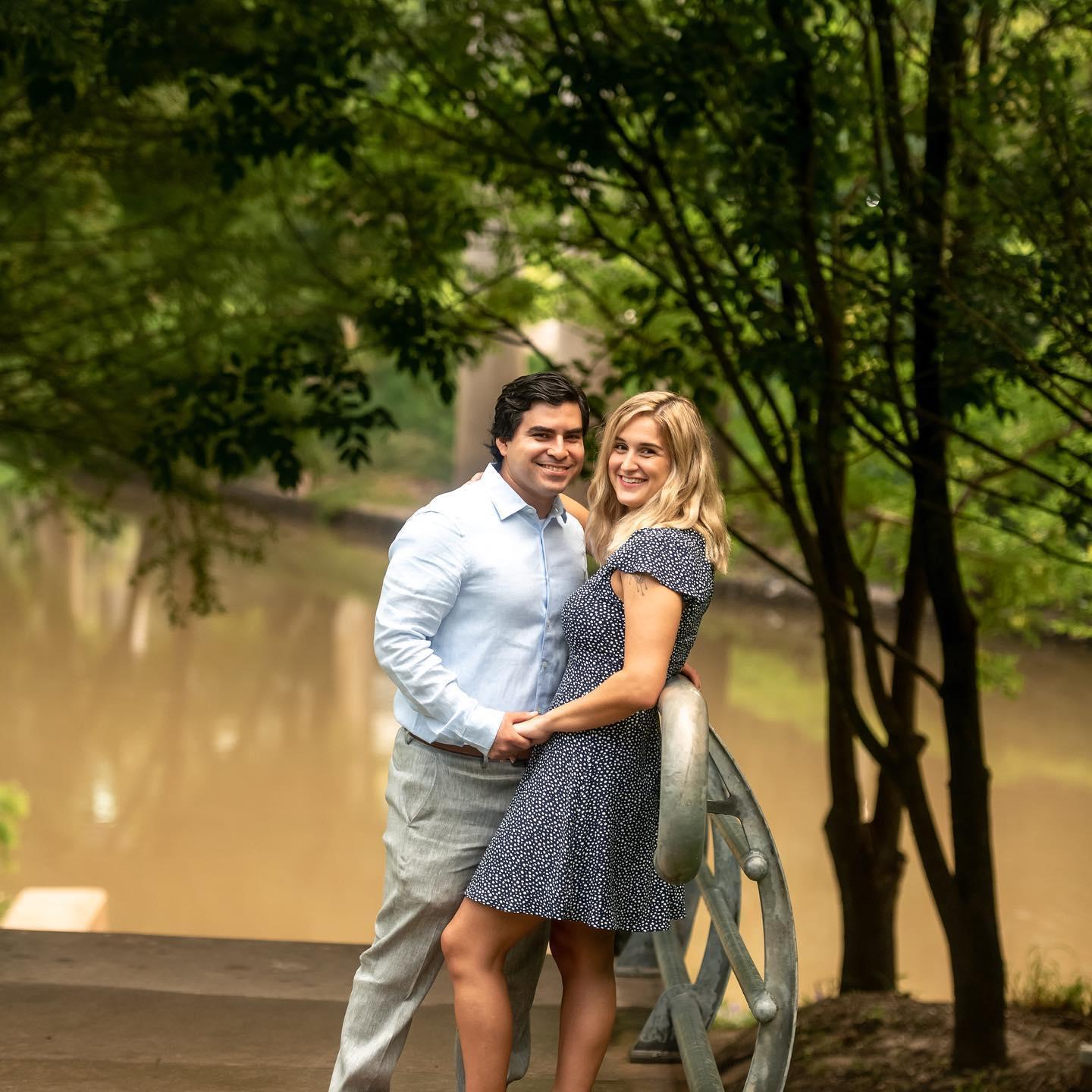Buffalo Bayou engagement pictures.
