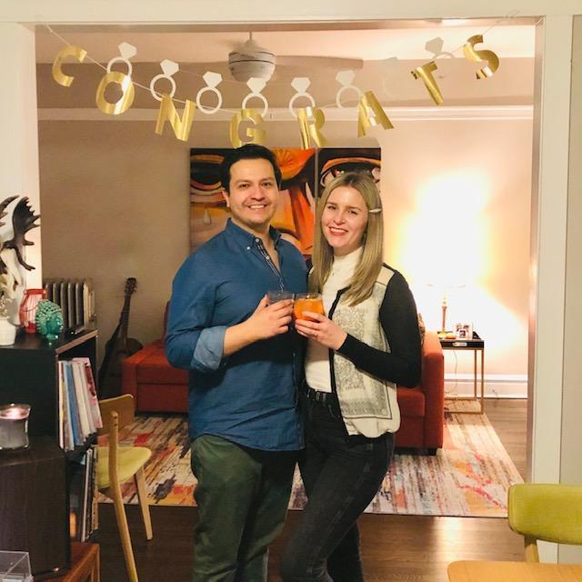 At our mini engagement party that Ashley's bridesmaid, Chelsea, and her fiancé threw for us! 
En nuestra mini fiesta de compromiso que Chelsea y su novio organizaron en tiempos de covid...