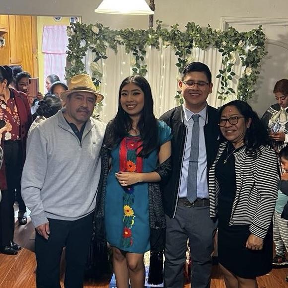 Liz's parents.
Mis papis. - Liz