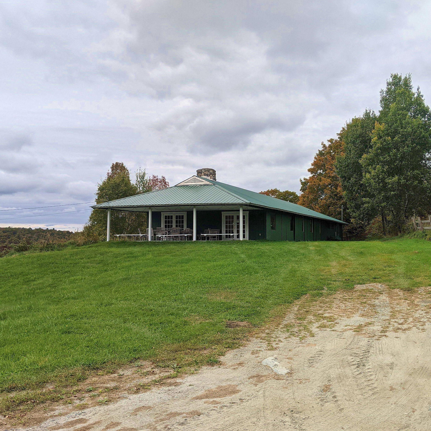 Pavillon Outside: The wedding celebration will take place here - Hier wird die Hochzeitsfeier stattfinden
