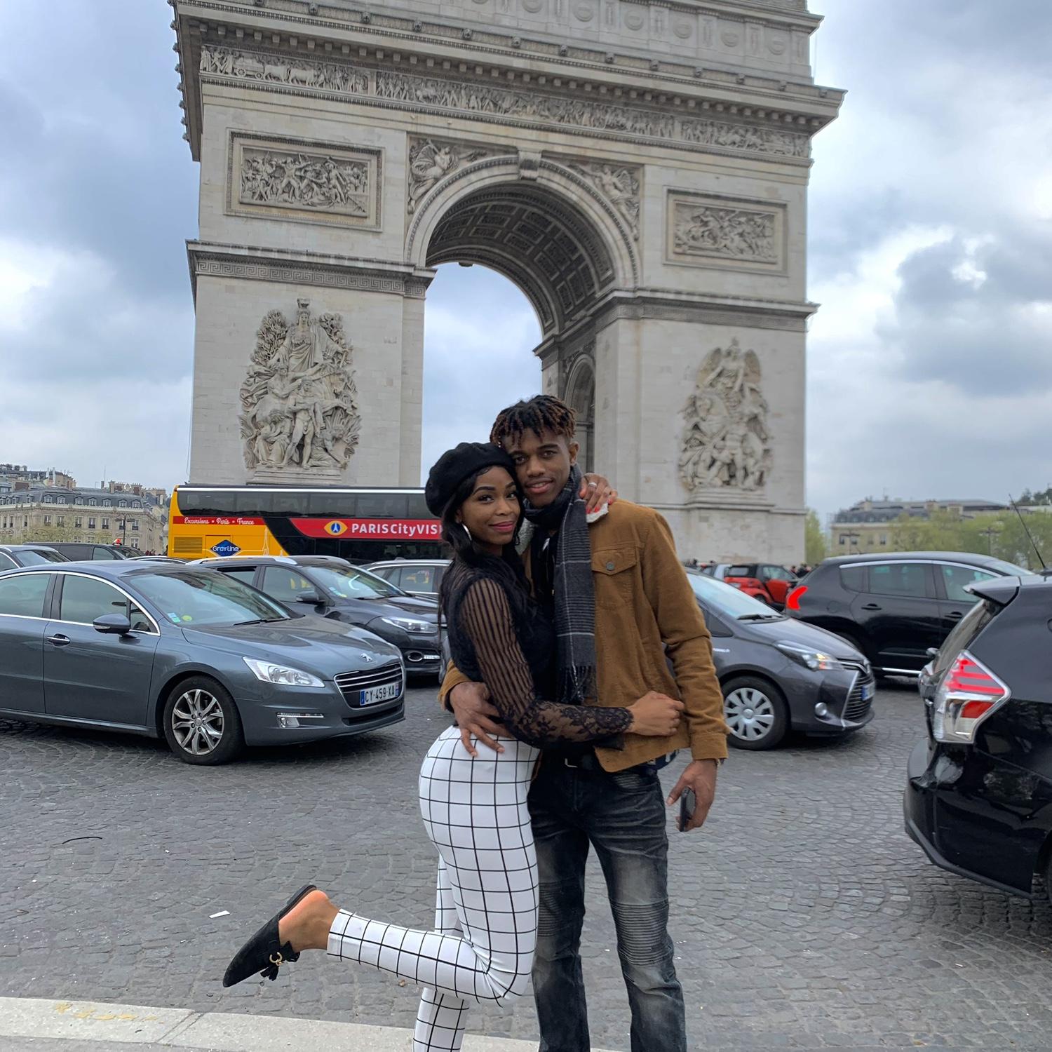 Making memories in front of the Arc De Triomphe 🇫🇷🥐