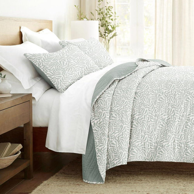 LINENS & HUTCH 3 Piece Quilt Set - Super Soft - Lightweight - All Season Quilted Coverlet - Floral Patterns - King/Cal-King Eucalyptus