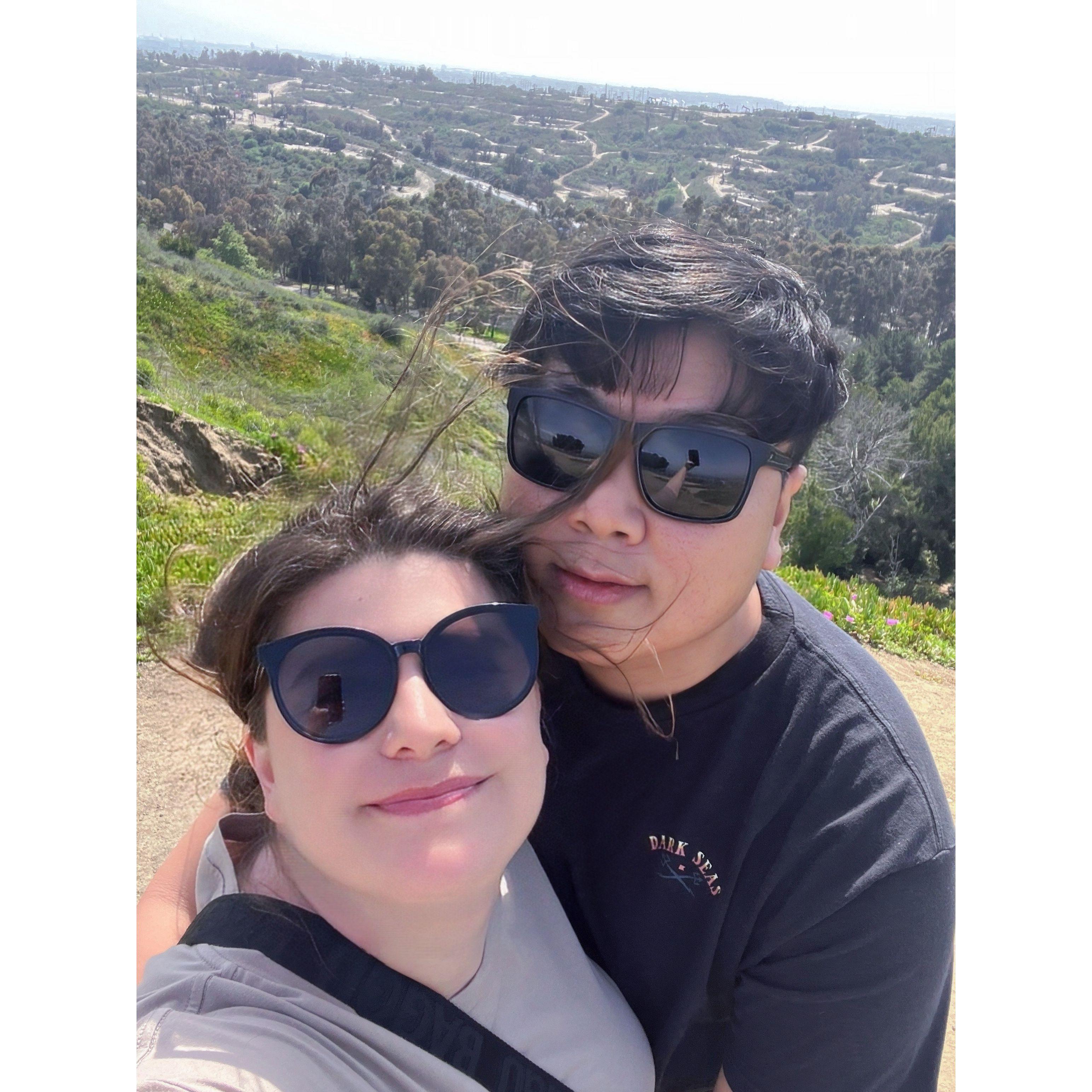 We went hiking because we heard there was some contemporary art installation at the top of the mountain. We couldn't find the artwork, we saw eagles and hawks instead.
산꼭대기에 현대 예술 작품이 있다고 해서 저희는 하이킹을 떠났어요. 그런데 예술작품은 없었고, 대신 독수리와 매를 만났습니다.
