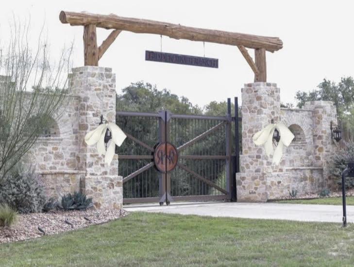 The Wedding Website of Payton Anslee Arrott and Brady Karol Smith