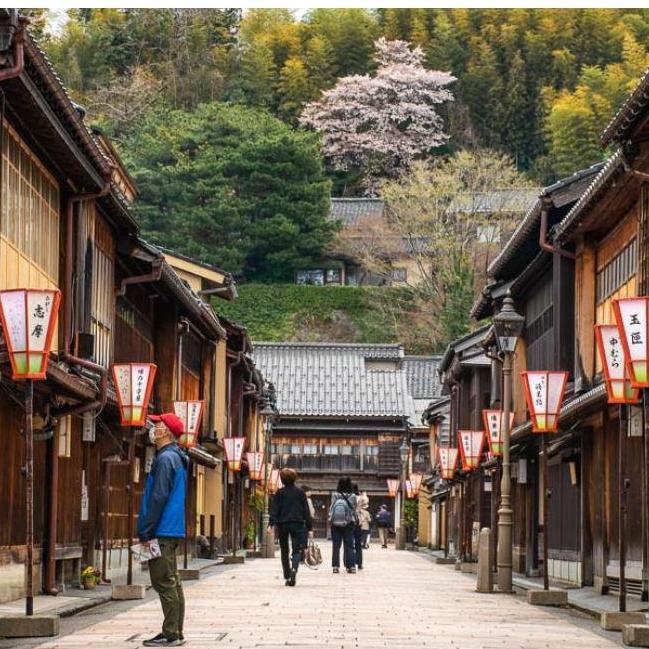 Kanazawa, situata nella prefettura di Ishikawa, Giappone, è famosa per il suo ruolo centrale nella produzione artigianale dei tradizionali "kanzashi", eleganti ornamenti per capelli indossati dalle geishe e dalle donne giapponesi durante le celebrazioni. Kanazawa è anche rinomata per i suoi giardini zen impeccabili. 
Kanazawa, located in Ishikawa Prefecture, Japan, is famous for its central role in the handcrafted production of the traditional 'kanzashi', elegant hair ornaments worn by geishas and Japanese women during celebrations. Kanazawa is also renowned for its impeccable Zen gardens.