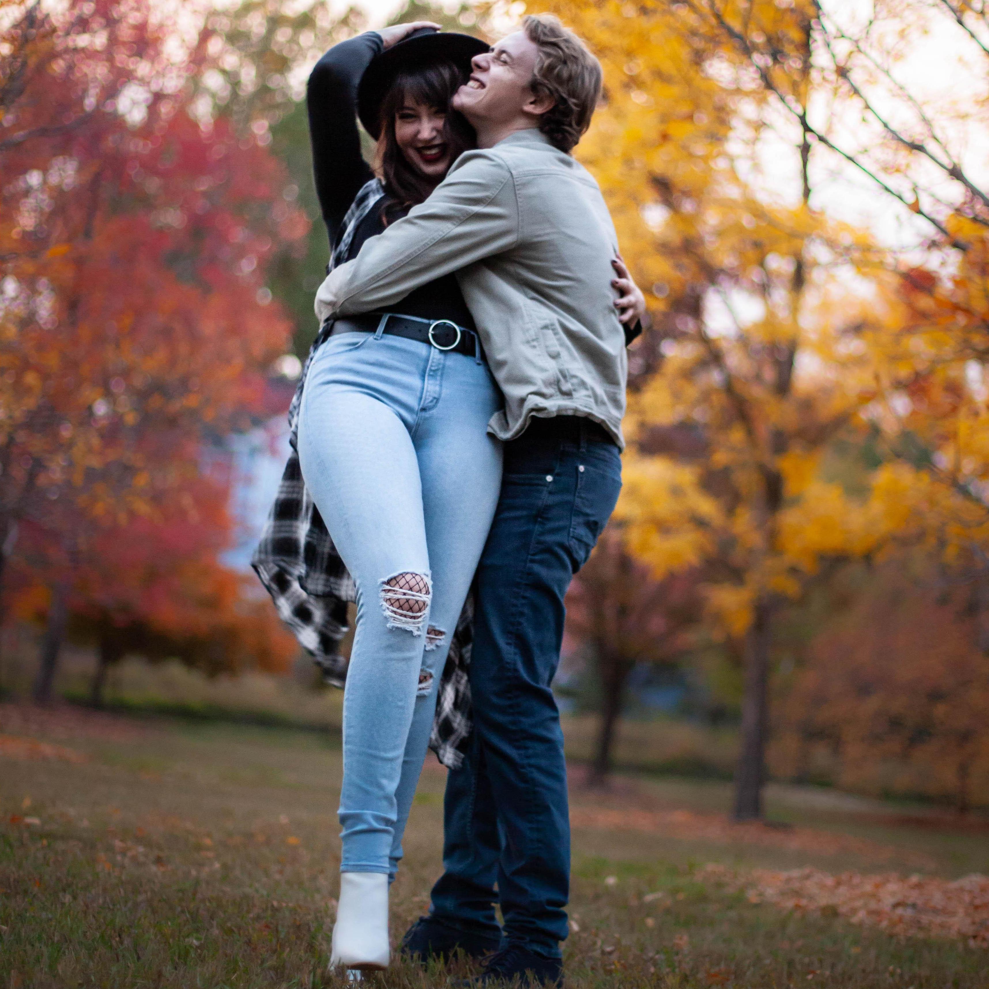 A lovers photo shoot in the fall