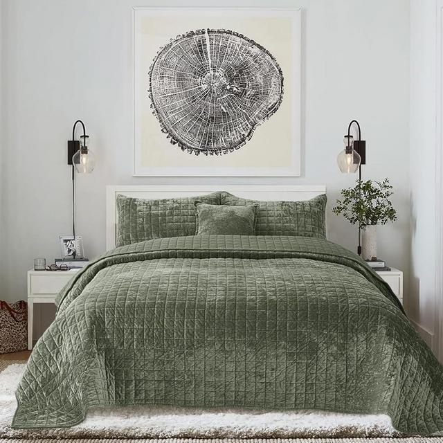 COCOPLOCEUS 3 Pieces Luxurious Velvet King Quilts Set 98x106 Bedspread Coverlet Quilted Bedding Set with 2 Pillow Shams 20x36 Ultra Soft Comforter for All Season, Army Green