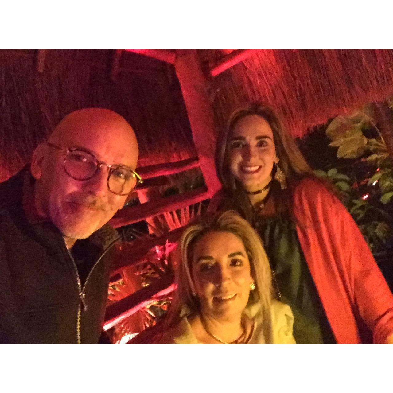 Con Ili y mi bella cuñadita Bety en Cancún.