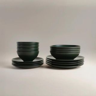 The Core 16-Piece Dinnerware Set, Service for 4
