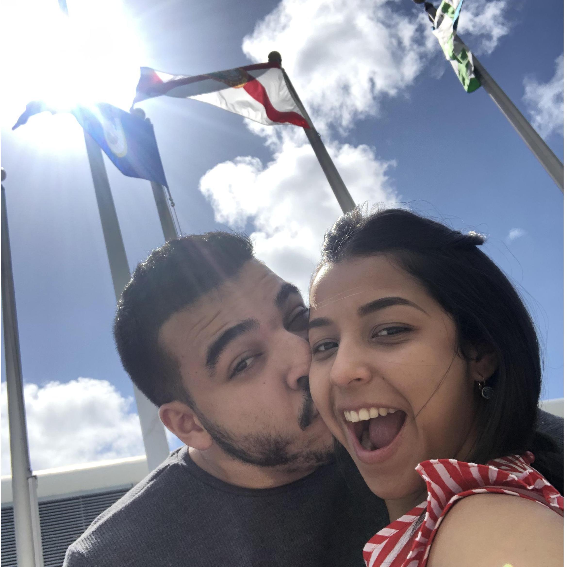 Los dos estabamos triste. Peroooo fue una despedida no tan despedida. El avion suspendio el vuelo, disfrutamos mucho ese dia, puesto que al otro dia ya si tocaba regresar.