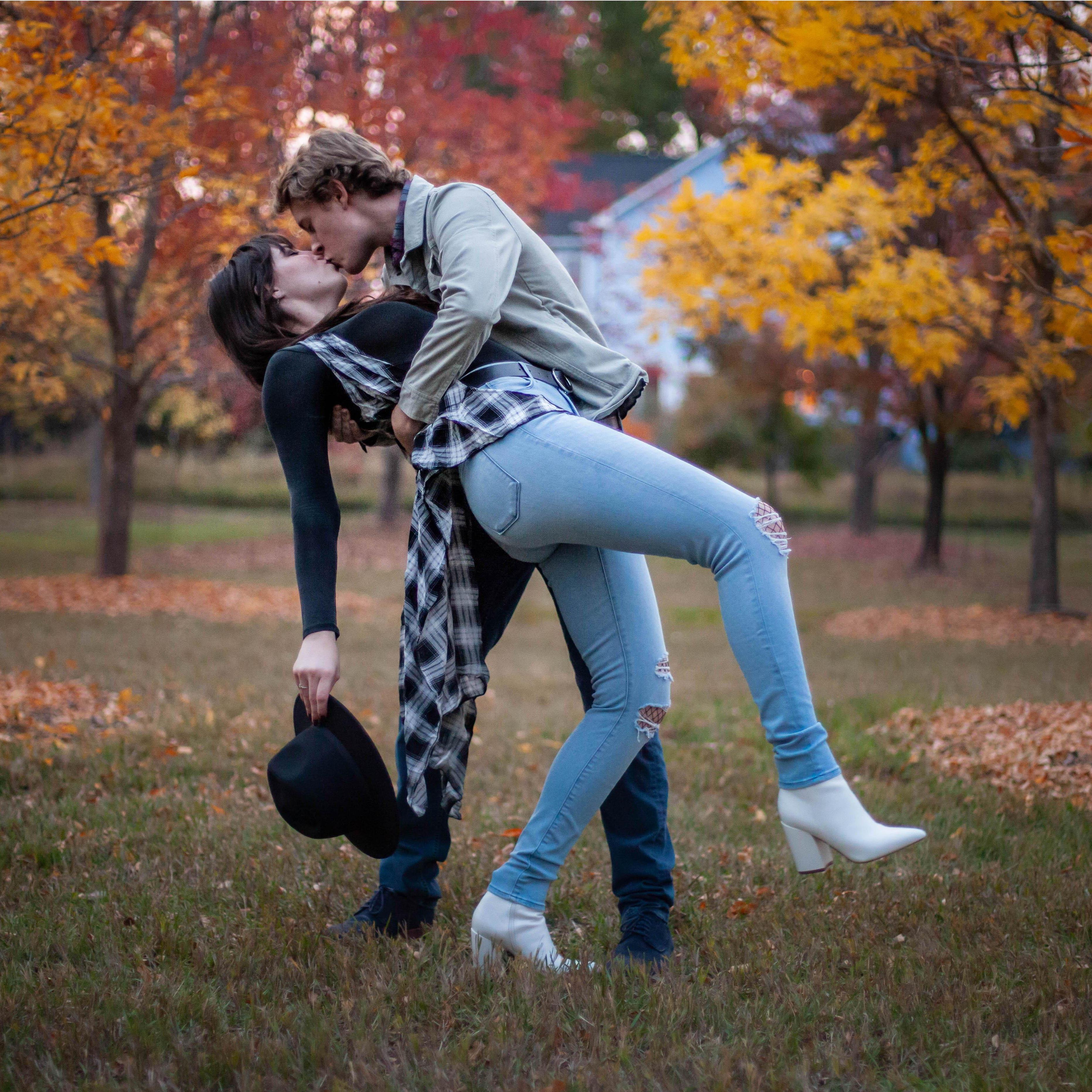 A lovers photo shoot in the fall