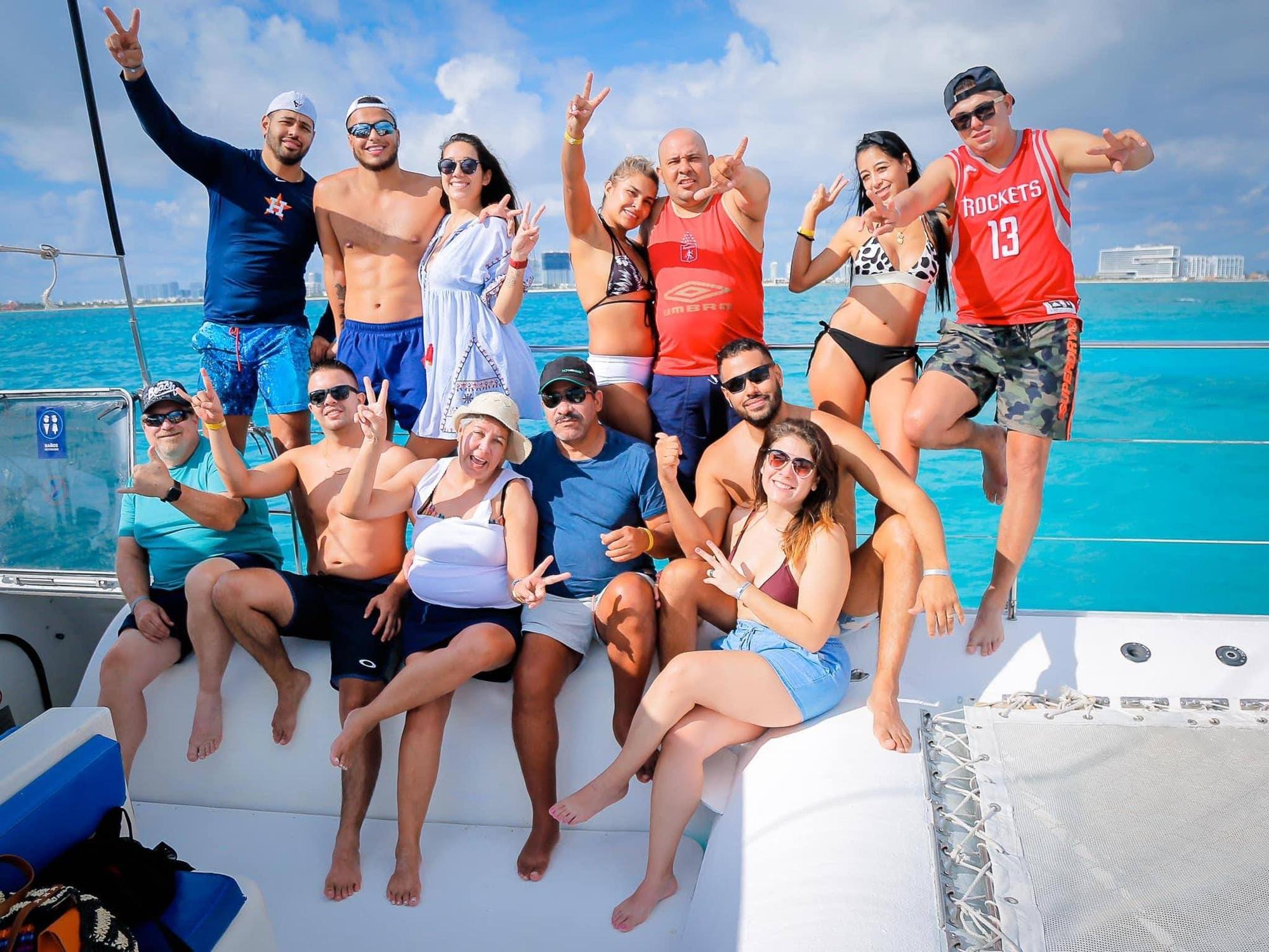 01/24/21 - The whole Cancún crew! ¡Todo el equipo de Cancún!