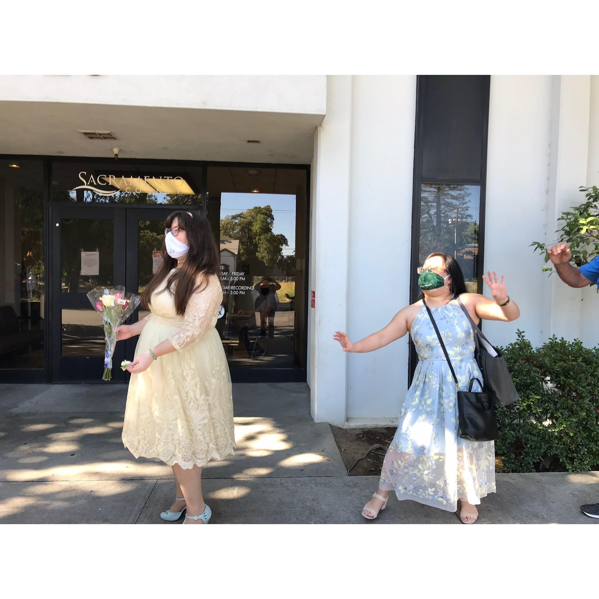 Who will catch the bouquet!?