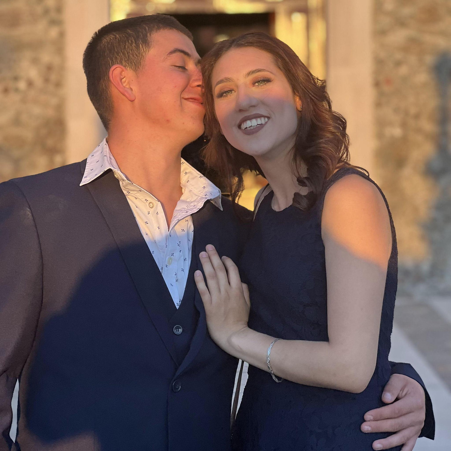 Aqui nos invitaron a una boda poreso nos veiamos muy guapos fue divertido, muy bonita y emotiva, me dieron ganas de casarme 19 abril 2023