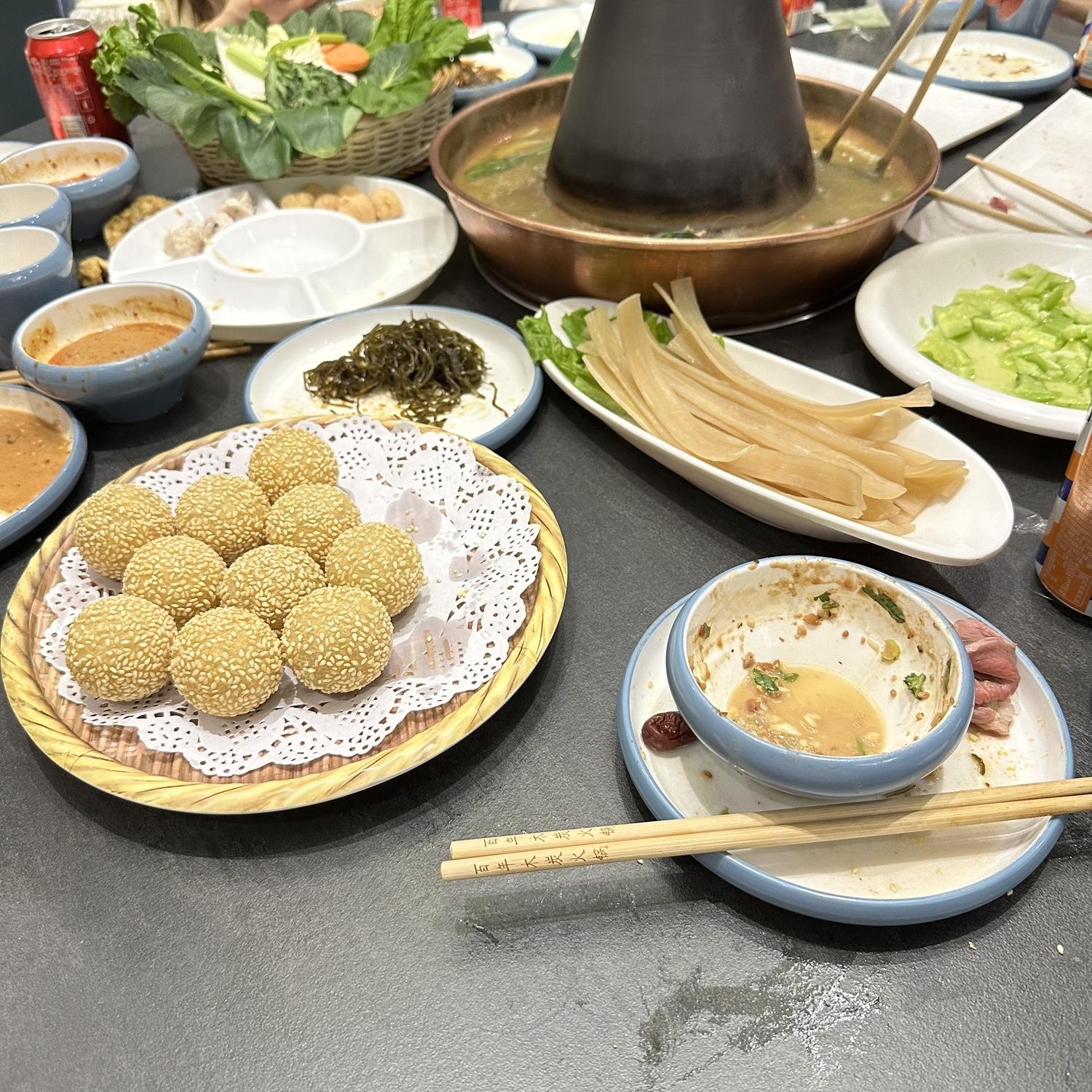 Having hotpot (火锅 hǔo gūo) with all of Haonan’s mother’s best friends. Allison calls them all auntie (阿姨 āyí). All their kids came too!