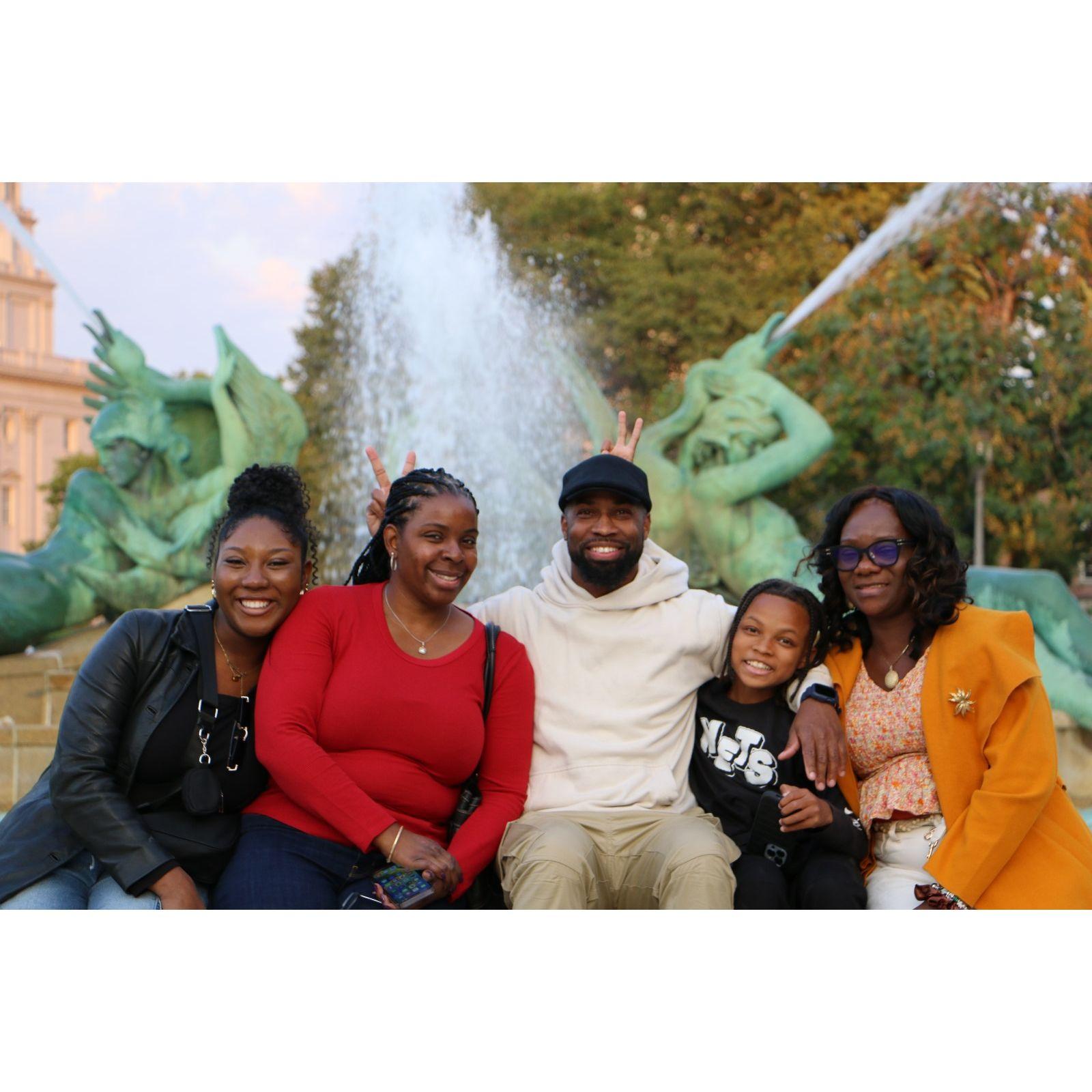 Smiles, sunshine, and sweet moments in Philly 💛 Cherishing every memory made with family and friends by our side. 

#FountainFun #FamilyVibes #PhiladelphiaLove