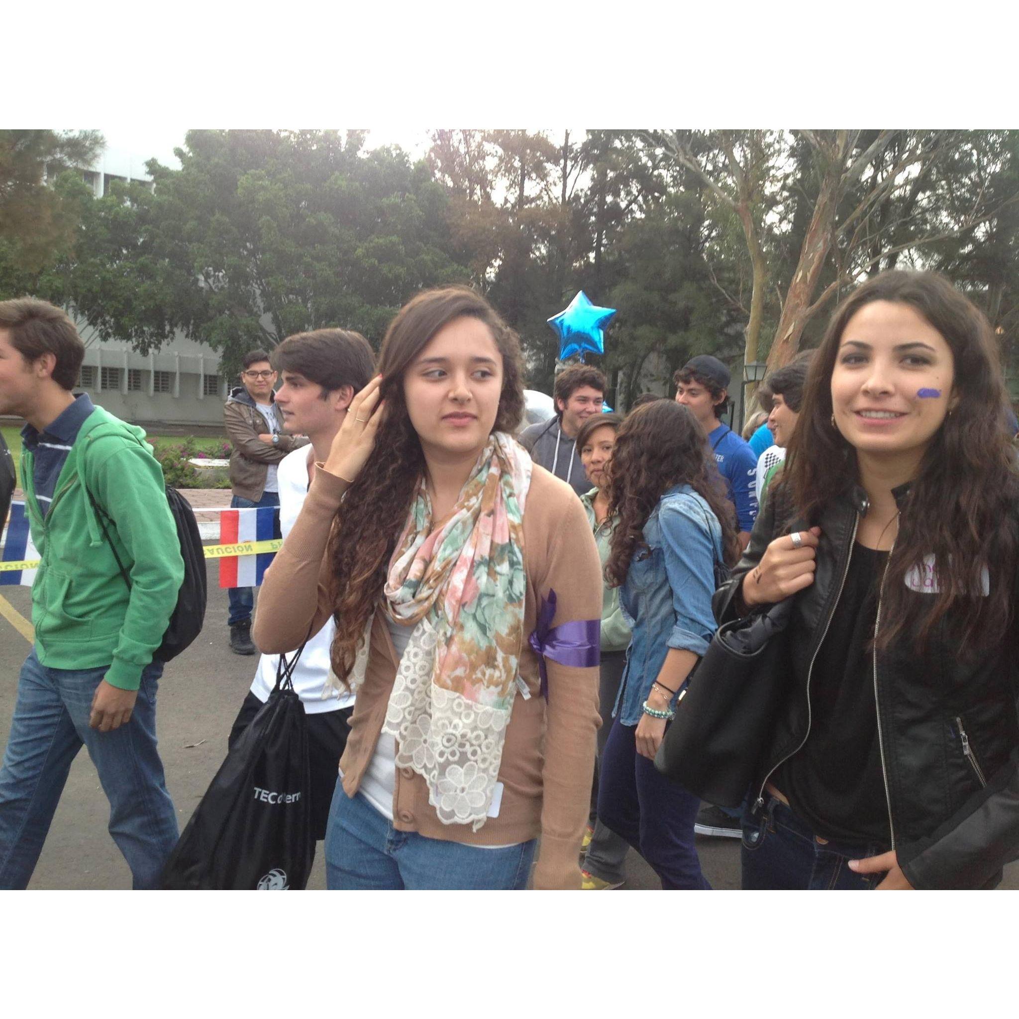 2013, primer día de universidad, Kim adelante y Jorge atrás, cada quién por su lado.