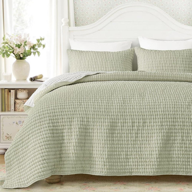 Wonderful Lightweight Voile Quilt Set Queen, Soft Breathable Crinkle Bedding Set, Reversible Dual-Color Blanket with Imitation Hand Quilting, All-Season 3-Piece Boho Bedspread, Light Green