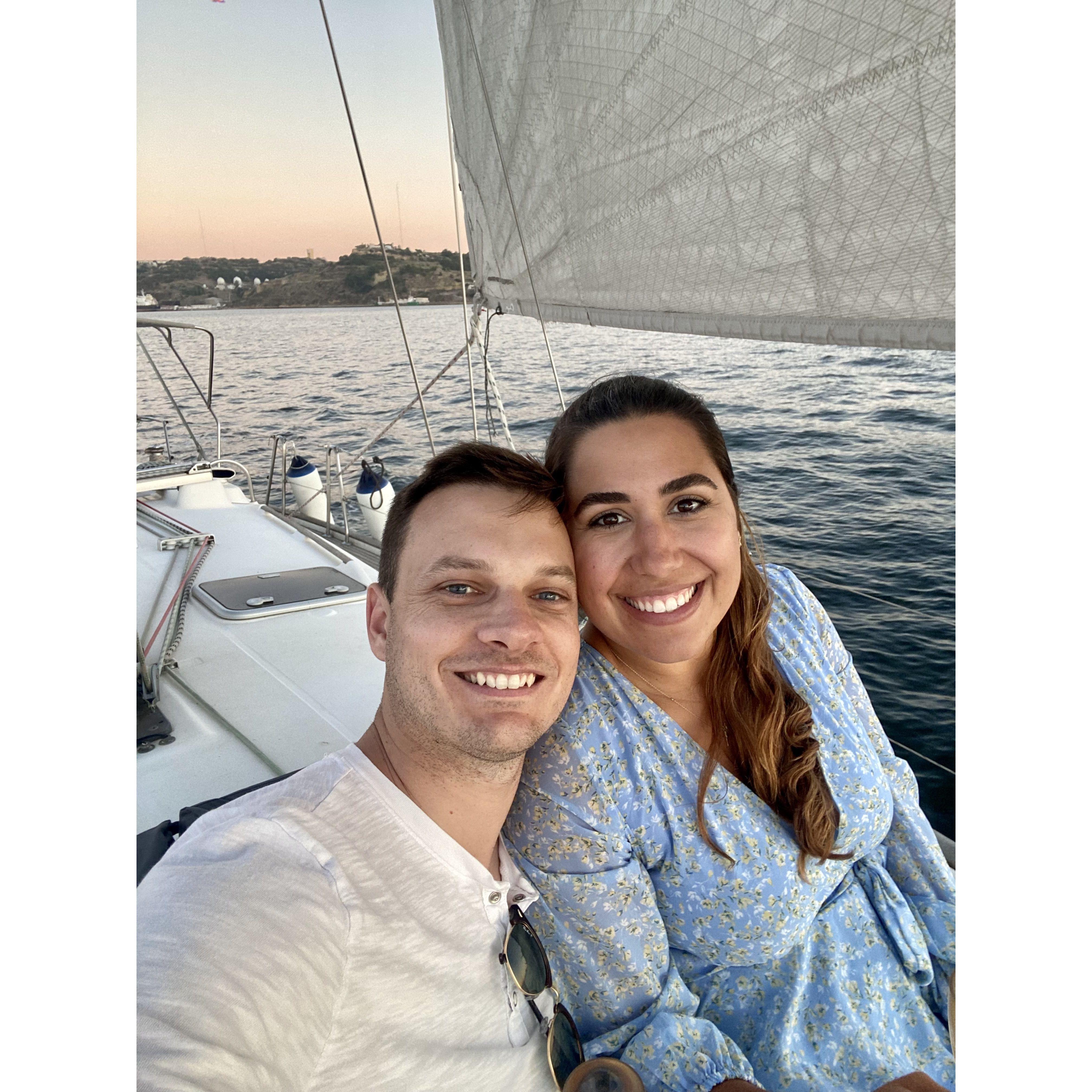 Agosto de 2022 — Passeio de barco durante o pôr-do-sol em Lisboa, Portugal 🇵🇹⛵️